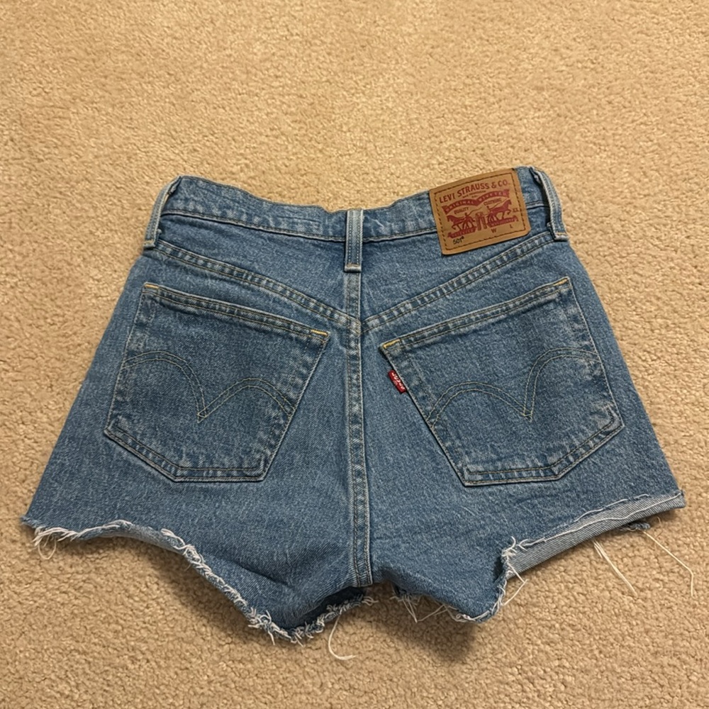 Levi’s 501 light/medium wash Jean short!